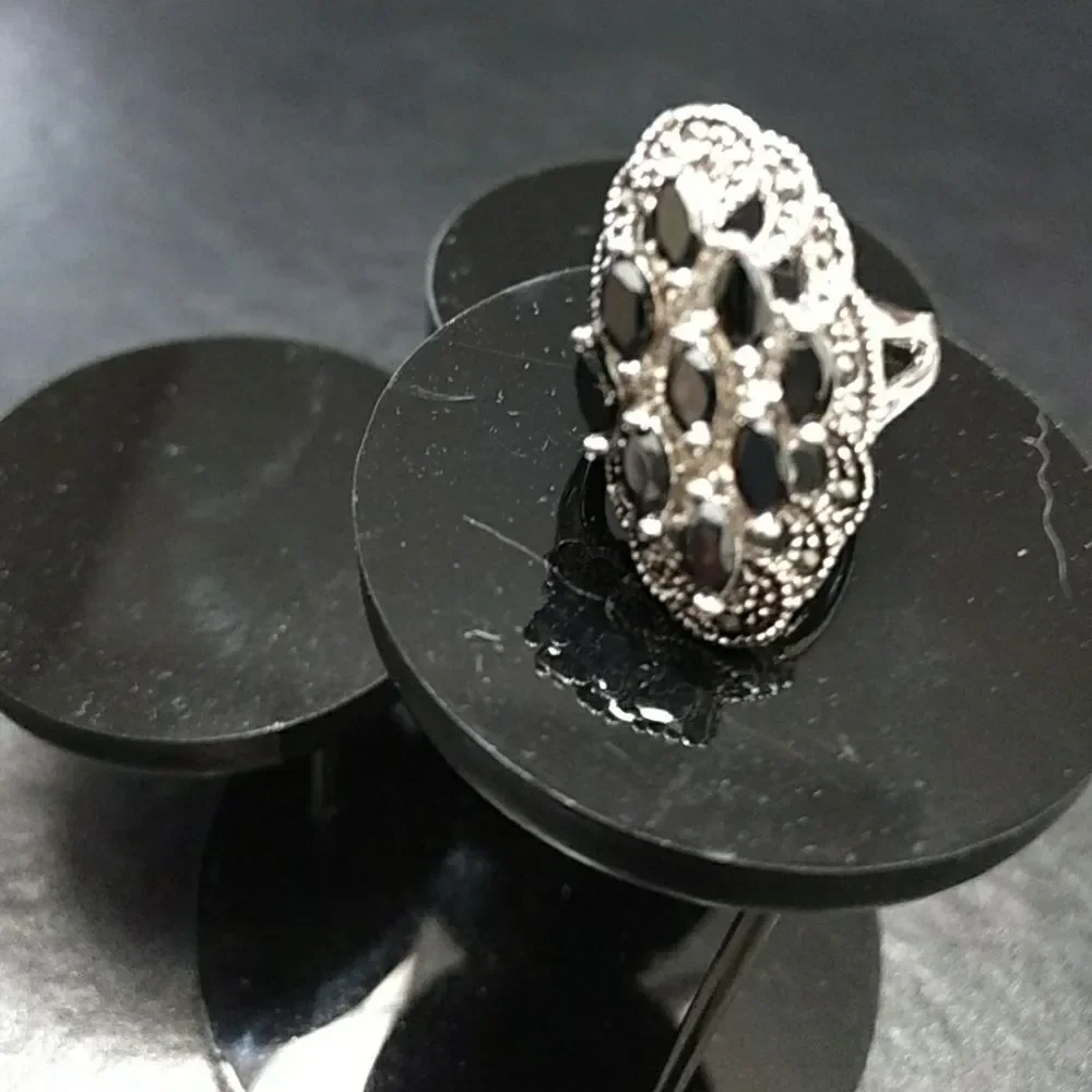 Silver tone marcasite and black stone oval ring size 8
